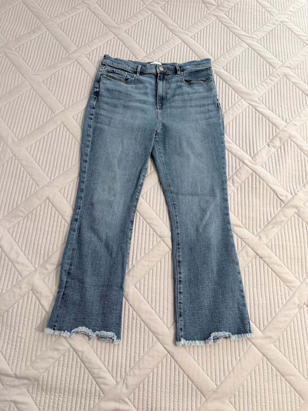 Loft Outlet Women's High Rise Flare Crop Jeans Size 12


A1